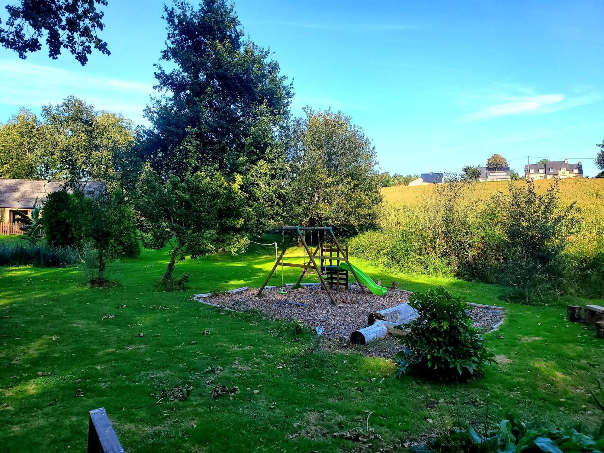 Le Vieux Moulin Gites - Detached Cottage With Garden Views And Pool Guégon Buitenkant foto